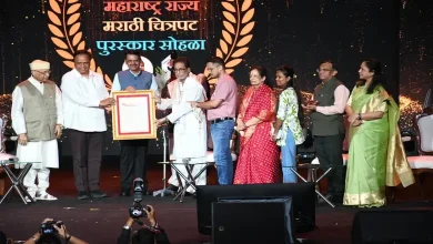 ६२ व्या महाराष्ट्र राज्य मराठी चित्रपट पुरस्कार सोहळ्यात विजेत्यांचा सत्कार करताना मुख्यमंत्री देवेंद्र फडणवीस आणि इतर मान्यवर