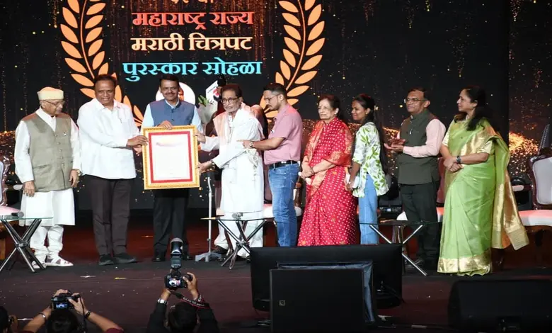 ६२ व्या महाराष्ट्र राज्य मराठी चित्रपट पुरस्कार सोहळ्यात विजेत्यांचा सत्कार करताना मुख्यमंत्री देवेंद्र फडणवीस आणि इतर मान्यवर