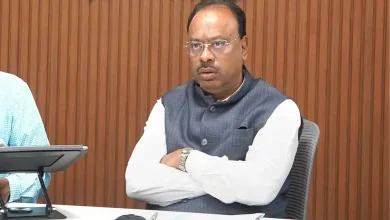 महाराष्ट्र दुष्काळ निवारण उपसमितीच्या बैठकीत महसूलमंत्री चंद्रशेखर बावनकुळे आणि इतर मंत्री मार्गदर्शन करताना
