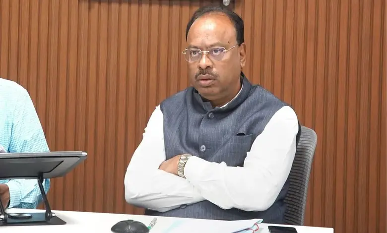 महाराष्ट्र दुष्काळ निवारण उपसमितीच्या बैठकीत महसूलमंत्री चंद्रशेखर बावनकुळे आणि इतर मंत्री मार्गदर्शन करताना