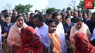 Sunetra Pawar शेतकऱ्यांच्या बांधावर; Soybean Crop नुकसानाची पाहणी