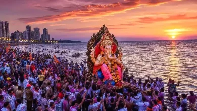 मुंबईतील गिरगाव चौपाटीवर अनंत चतुर्दशीनिमित्त लाडक्या बाप्पाच्या विसर्जन मिरवणुकीत सहभागी झालेली भाविकांची गर्दी.