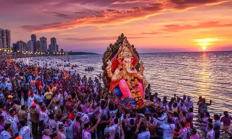 मुंबईतील गिरगाव चौपाटीवर अनंत चतुर्दशीनिमित्त लाडक्या बाप्पाच्या विसर्जन मिरवणुकीत सहभागी झालेली भाविकांची गर्दी.