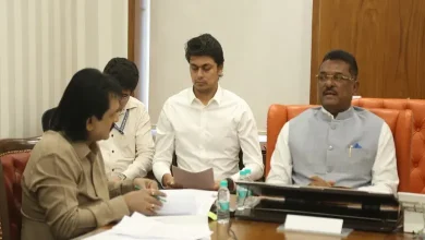 ॲपआधारित टॅक्सी चालकांच्या कागदपत्र पडताळणी बैठकीत मार्गदर्शन करताना परिवहन मंत्री प्रताप सरनाईक
