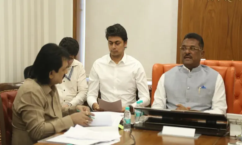 ॲपआधारित टॅक्सी चालकांच्या कागदपत्र पडताळणी बैठकीत मार्गदर्शन करताना परिवहन मंत्री प्रताप सरनाईक