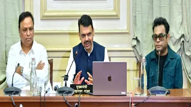 मुख्यमंत्री देवेंद्र फडणवीस आणि संगीतकार ए. आर. रहमान आशा भोसले यांच्या ‘आशा फॉरएव्हर’ गीताचे लोकार्पण करताना.