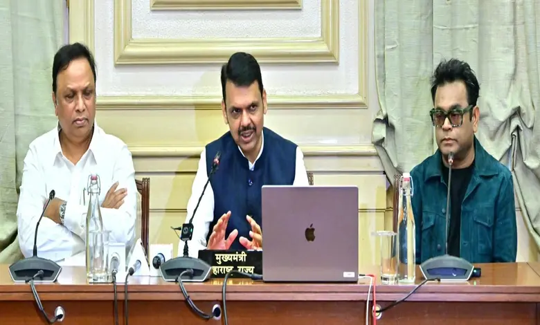 मुख्यमंत्री देवेंद्र फडणवीस आणि संगीतकार ए. आर. रहमान आशा भोसले यांच्या ‘आशा फॉरएव्हर’ गीताचे लोकार्पण करताना.