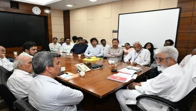 शालेय शिक्षण मंत्री दादा भुसे प्रकाशन संस्थांच्या प्रतिनिधींशी संवाद साधताना.