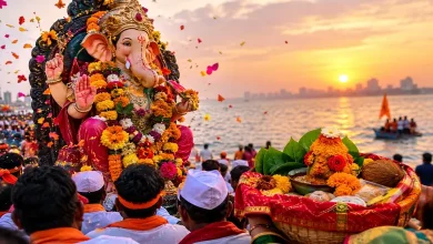गणेश विसर्जन सोहळ्यात बाप्पाला शिदोरी बांधून देतानाचे भावूक दृश्य.