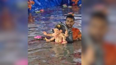 महामुंबईत गौरी-गणपती विसर्जन मिरवणूक आणि भाविकांची गर्दी