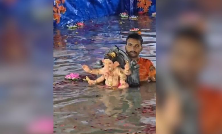 महामुंबईत गौरी-गणपती विसर्जन मिरवणूक आणि भाविकांची गर्दी