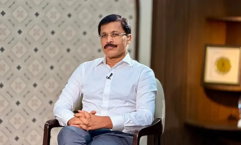 फ्रिजमध्ये ठेवलेल्या अन्नपदार्थांबाबत इशारा देताना एफडीए आयुक्त तुकाराम मुंढे