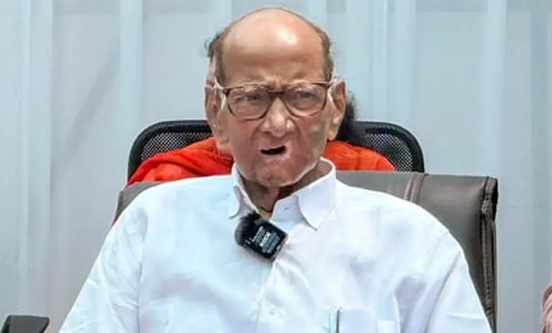 पत्रकार परिषदेत माहिती देताना राष्ट्रवादी काँग्रेस शरदचंद्र पवार पक्षाचे अध्यक्ष शरद पवार आणि आमदार रोहित पवार.