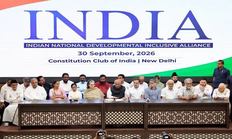 निवडणूक आयोग आणि EVM विरोधात पत्रकार परिषदेत बोलताना INDIA आघाडीचे नेते