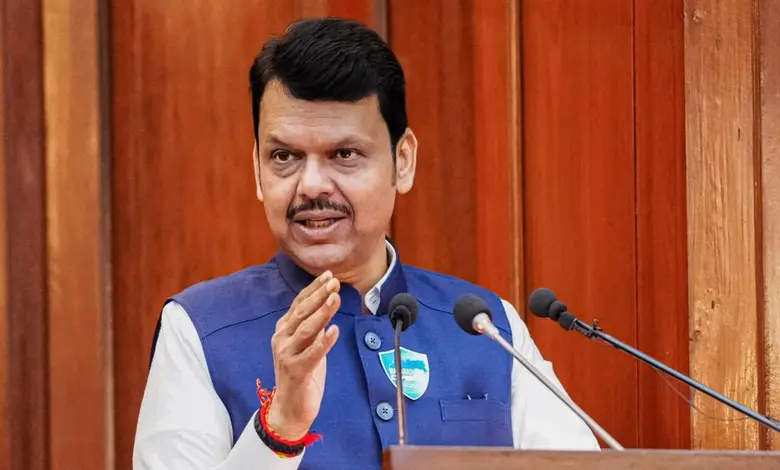 माध्यम प्रतिनिधींशी बोलताना मुख्यमंत्री देवेंद्र फडणवीस