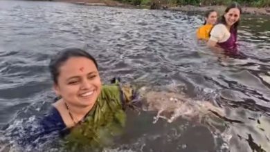 साडी नेसून नदीत पोहतानाचा व्हिडिओ सोशल मीडियावर शेअर करताना मराठी गायिका मुग्धा वैशंपायन.