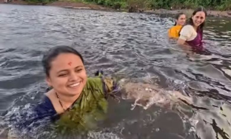 साडी नेसून नदीत पोहतानाचा व्हिडिओ सोशल मीडियावर शेअर करताना मराठी गायिका मुग्धा वैशंपायन.