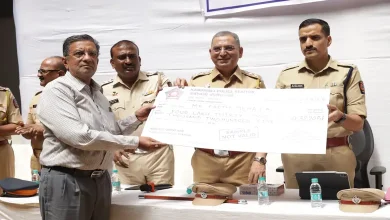 उत्तर परिमंडळ-२ पोलीस ठाण्यात आयोजित कार्यक्रमात नागरिकांना त्यांचा चोरीस गेलेला मुद्देमाल सुपूर्द करताना पोलीस अधिकारी.