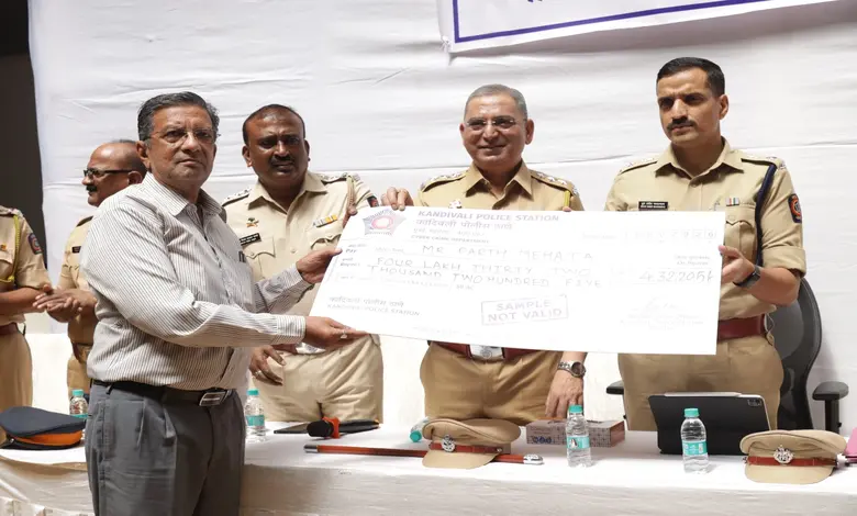 उत्तर परिमंडळ-२ पोलीस ठाण्यात आयोजित कार्यक्रमात नागरिकांना त्यांचा चोरीस गेलेला मुद्देमाल सुपूर्द करताना पोलीस अधिकारी.