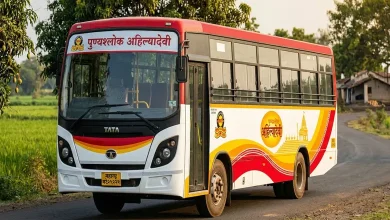 महाराष्ट्रातील दुर्गम आदिवासी पाड्यांवर प्रवाशांसाठी धावणारी 'पुण्यश्लोक अहिल्यादेवी' एसटी मिडी बस.