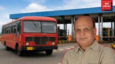 एसटी महामंडळात दोषी अधिकाऱ्यांना अभय दिल्याप्रकरणी पत्रकार परिषद व कागदपत्रे दाखवताना श्रीरंग बरगे.