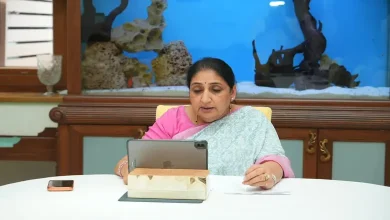 शेतातील पिकांच्या नुकसानाची पाहणी करताना राष्ट्रवादी काँग्रेस पक्षाचे पदाधिकारी आणि शेतकरी.