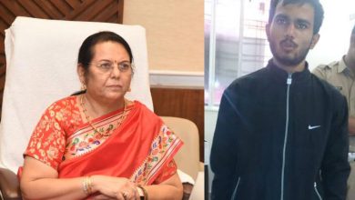 शिवसेना नेत्या नीलम गोऱ्हे यांच्या पुण्यातील निवासस्थानाच्या गच्चीवर संशयास्पद तरुण सापडल्याप्रकरणी पत्रकार परिषदेत माहिती देतानाचा फोटो