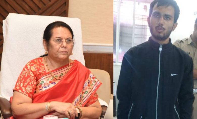 शिवसेना नेत्या नीलम गोऱ्हे यांच्या पुण्यातील निवासस्थानाच्या गच्चीवर संशयास्पद तरुण सापडल्याप्रकरणी पत्रकार परिषदेत माहिती देतानाचा फोटो