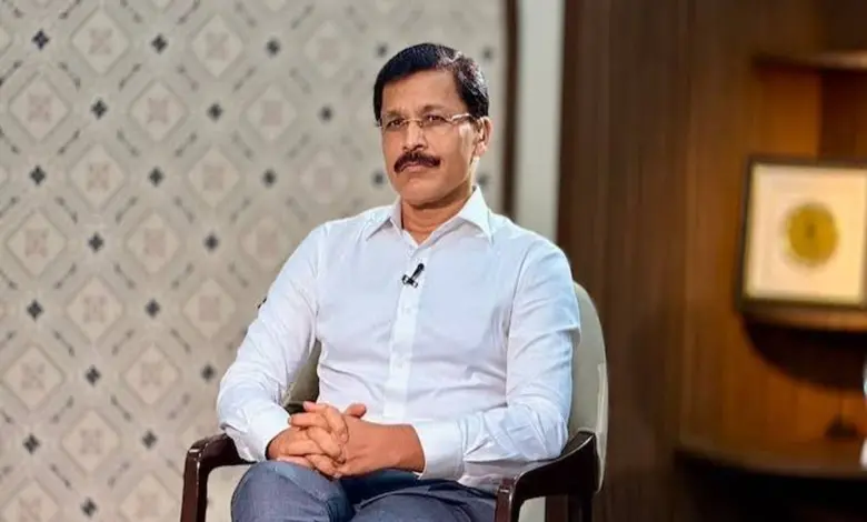 अन्न आणि औषध प्रशासन आयुक्त तुकाराम मुंढे अन्नभेसळीविरोधातील कारवाईवर मार्गदर्शन करताना.
