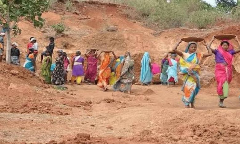 रोजगार हमी योजनेबाबत माहिती देताना रोजगार हमी योजना मंत्री भरत गोगावले.