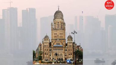मुंबईत रस्ते स्वच्छ करण्यासाठी आणि धूळ प्रदूषण नियंत्रणात आणण्यासाठी पाण्याचा टँकर वापरताना महापालिकेचे कर्मचारी.