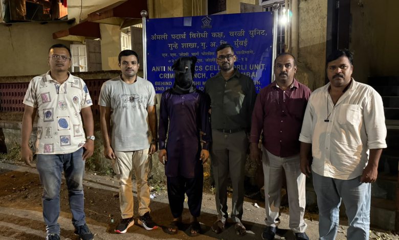 मुंबई पोलिसांच्या अंमली पदार्थविरोधी पथकाने जप्त केलेल्या नशेच्या गोळ्या आणि पोलिसांची कारवाई.
