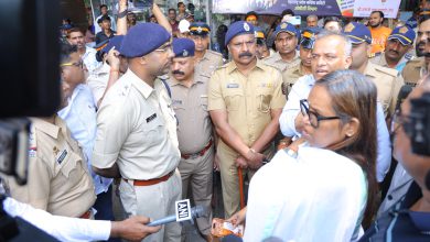 टिळक भवनात पोलीस कारवाईनंतर पत्रकारांशी बोलताना मुंबई काँग्रेस अध्यक्ष वर्षा गायकवाड.
