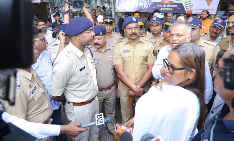 टिळक भवनात पोलीस कारवाईनंतर पत्रकारांशी बोलताना मुंबई काँग्रेस अध्यक्ष वर्षा गायकवाड.