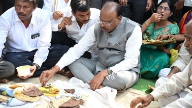 अकोला येथे दुष्काळ पाहणीदरम्यान शेतकऱ्यांसोबत जेवणाचा आस्वाद घेताना महसूल मंत्री चंद्रशेखर बावनकुळे.