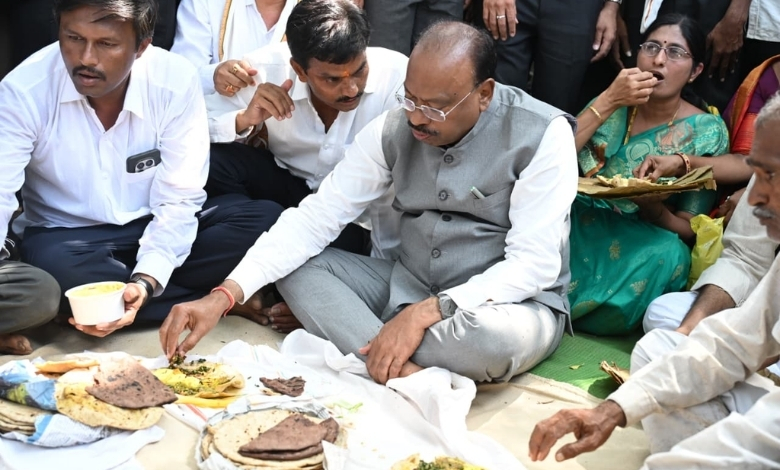 अकोला येथे दुष्काळ पाहणीदरम्यान शेतकऱ्यांसोबत जेवणाचा आस्वाद घेताना महसूल मंत्री चंद्रशेखर बावनकुळे.