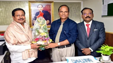 पीपल्स एज्युकेशन संस्थेच्या विश्वस्तपदी नियुक्ती झाल्यानंतर सिद्धार्थ कॉलेजला भेट देताना आमदार अण्णा बनसोडे.
