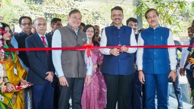 मुंबईत सुरू झालेले धारावी एक्सपिरियन्स सेंटर आणि प्रकल्पाची माहिती घेताना मुख्यमंत्री देवेंद्र फडणवीस व अन्य मान्यवर.