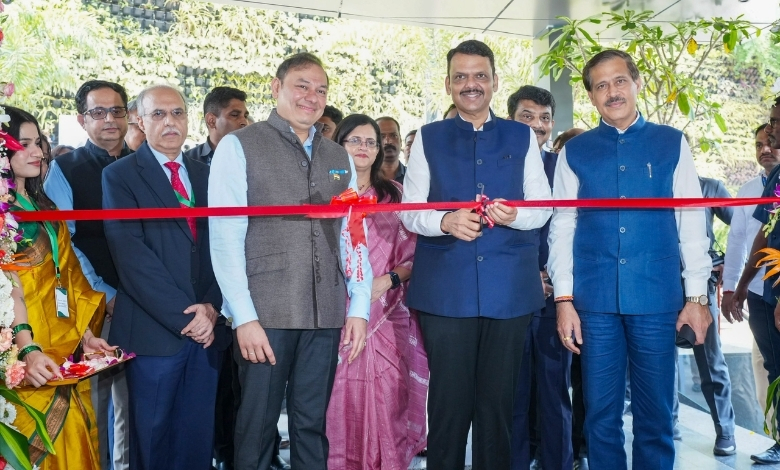मुंबईत सुरू झालेले धारावी एक्सपिरियन्स सेंटर आणि प्रकल्पाची माहिती घेताना मुख्यमंत्री देवेंद्र फडणवीस व अन्य मान्यवर.