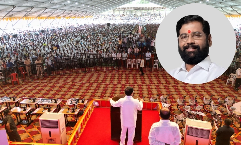 परभणी येथील जाहीर सभेत बोलताना उपमुख्यमंत्री एकनाथ शिंदे आणि उपस्थित मान्यवर.