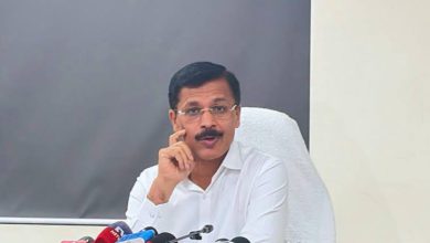 FDA आयुक्त तुकाराम मुंढे यांच्या नेतृत्वाखालील कारवाईला सर्वोच्च न्यायालयाचा मोठा दिलासा मिळाला आहे. पुण्याच्या गुरुनानक डेअरीवरील कारवाई योग्य ठरवत उच्च न्यायालयाचा ५ लाखांचा भरपाई आदेश रद्द करण्यात आला.