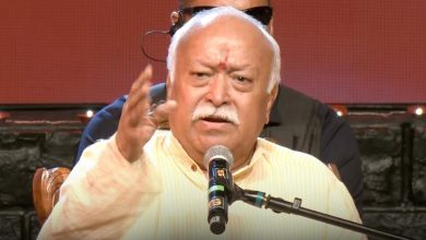 'ज्ञानरंग: ज्ञानेश्वरी' मोबाईल ॲपचे अनावरण करताना राष्ट्रीय स्वयंसेवक संघाचे सरसंघचालक मोहन भागवत आणि अन्य मान्यवर.