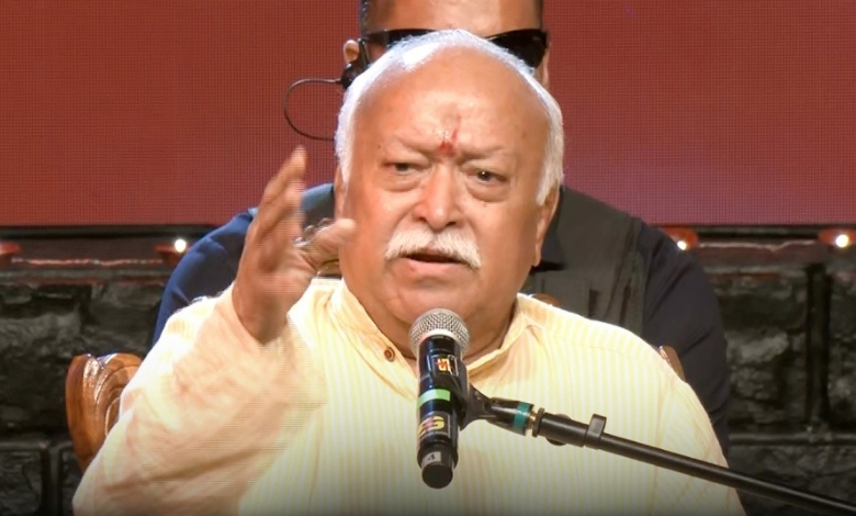 'ज्ञानरंग: ज्ञानेश्वरी' मोबाईल ॲपचे अनावरण करताना राष्ट्रीय स्वयंसेवक संघाचे सरसंघचालक मोहन भागवत आणि अन्य मान्यवर.