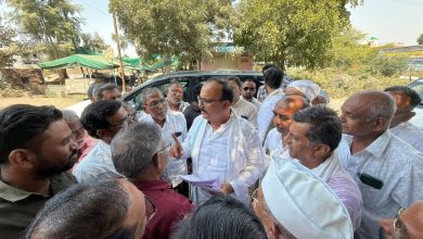 हर्षवर्धन सकपाळ यांनी जळगाव आणि धुळे जिल्ह्यातील दुष्काळग्रस्त भागाची पाहणी करताना शेतकऱ्यांशी संवाद साधला.
