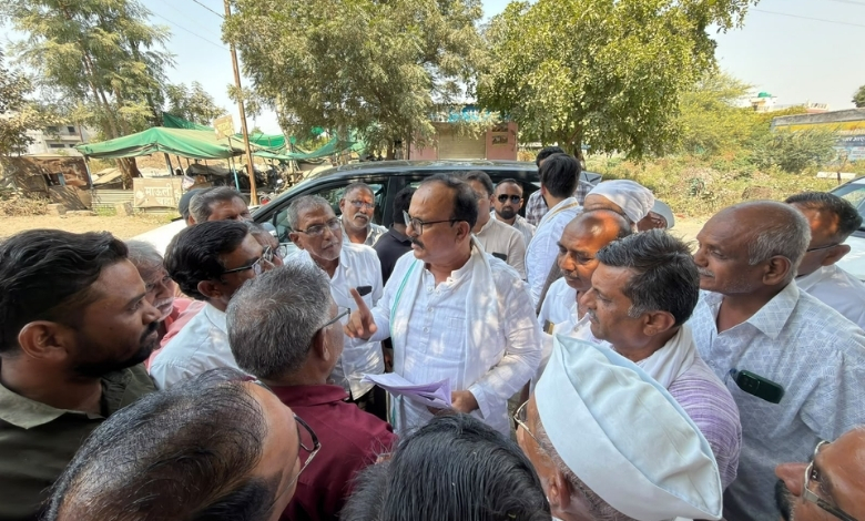 हर्षवर्धन सकपाळ यांनी जळगाव आणि धुळे जिल्ह्यातील दुष्काळग्रस्त भागाची पाहणी करताना शेतकऱ्यांशी संवाद साधला.