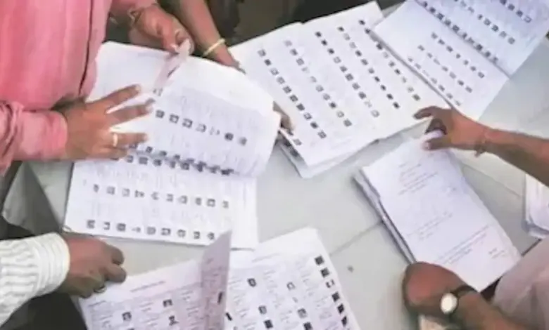 प्रारूप मतदार यादीवर दावे व हरकती दाखल करण्याबाबतची घोषणा आणि निवडणूक आयोगाचे कार्यालय.