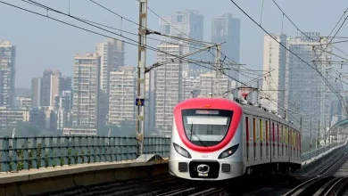 मुंबई मेट्रो-१ ट्रेन आणि स्थानकावरील प्रवाशांची गर्दी