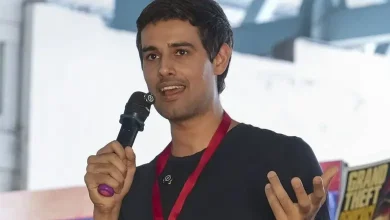 युट्यूबर ध्रुव राठी याने व्हिडिओद्वारे दिल्ली पोलिसांच्या कारवाईवर प्रश्न उपस्थित करत भारतीय पासपोर्ट दाखवला.