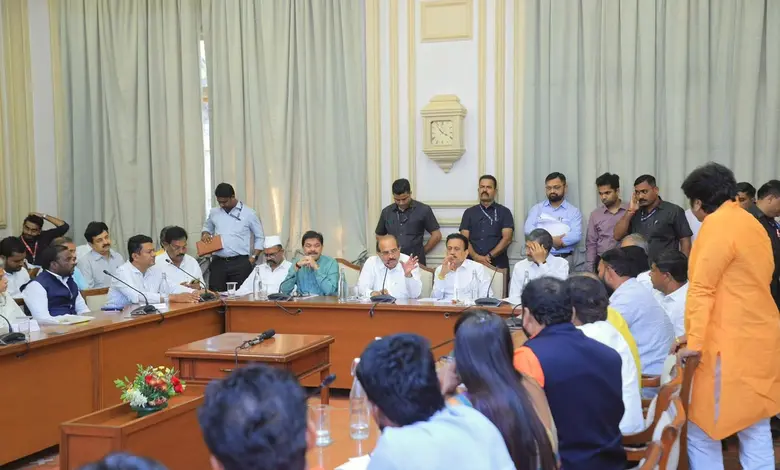 मराठा आरक्षण मंत्रिमंडळ उपसमितीची बैठक आणि पत्रकार परिषद पार पडली, ज्यामध्ये मंत्री राधाकृष्ण विखे पाटील यांनी विविध निर्णयांची माहिती दिली.