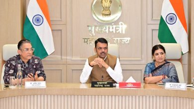 महाराष्ट्रात जलसंधारण आणि पाणी आडवा पाणी जिरवा मोहिमेबाबत उच्चस्तरीय बैठक घेताना मुख्यमंत्री देवेंद्र फडणवीस आणि अभिनेते आमीर खान.